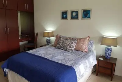 Image de Peaceful, spacious, well appointed and pet friendly. Close to local amenities.