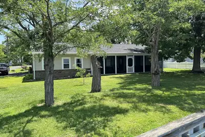 Image de New! Cozy River Cottage with great views of the water!
