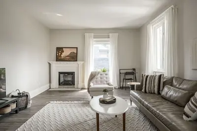 Image de Luxury 2000 sq ft suite in Mini Mansion steps to Locke St. shops & restaurants.