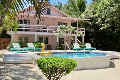Image de Sunny Bungalow, 3 Bedroom-Beachfront-Private Pool
