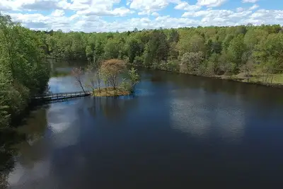 Image de 8 Acre Private Lake w/ Island, & 4 Unique Rentals!