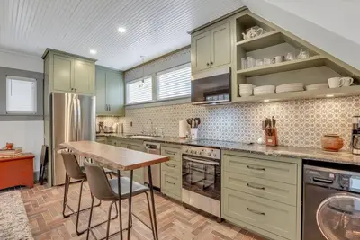 Image de Newly refurbished two story carriage house in vibrant Thomas Square District
