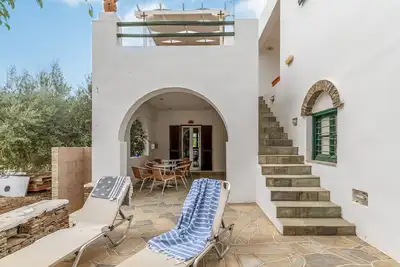 Image de Appartement 'Cyclades Beach 2' avec vue montagne, Wi-Fi et climatisation