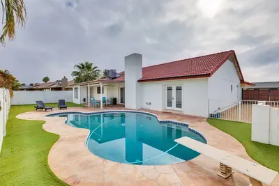 Image de 8 Mi to State Farm Stadium! Poolside Retreat