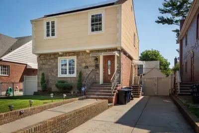 3-bedroom, 2 Bathroom house w/ Backyard, Bbq, & Laundry