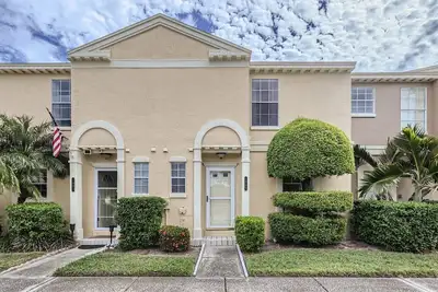 Image de Exquisite Townhome Fully Furnished Cozy and Inviting\n