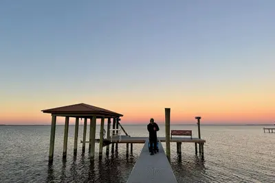 Image de Embrace the tranquility of this Heavenly Pleasure Island Lake House.
