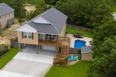 Image de Private pool and hot tub! 3 bedrooms + bonus room off the pool in Kdh.