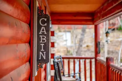 Image de Cozy in the Smokies * Location * Hot tub * Garage