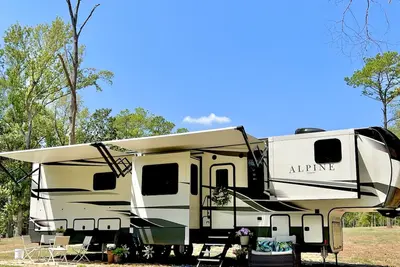 Image de \"Lakeside Paradise: Rv Sleeps 6 @Lake Sam Rayburn - The Perfect Getaway Awaits! \"