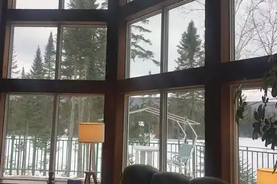 Image de Chalet paisible au bord du lac en plein coeur de la nature sur un domaine boisé