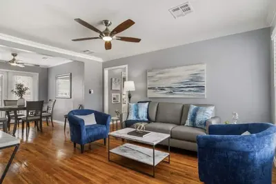 Image de Directly across from The Gathering Place-Riverside-Brookside-Dining-Shopping