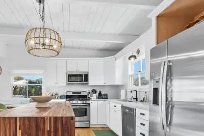 Image de Welcome to the Tiki Tides in Aptos. Firepit. Hot Tub. Walking distance to Seacliff Beach.