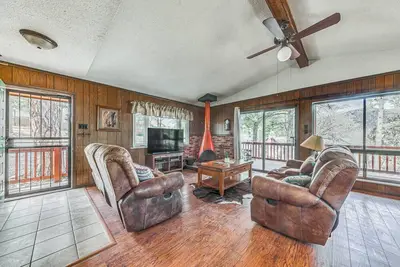 Image de 'Double D Cabin' w/ Deck, 4 Mi to Grindstone Lake!