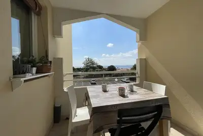 Image de Appartement rénové avec climatisation et garage, proche plage et commodités