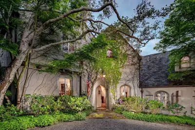 Image de Private and luxurious European estate in downtown Carmel-by-the-Sea