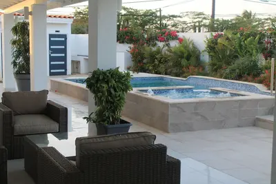 Image de Experience paradise in the heart of Palm Beach at our 4-bedroom getaway