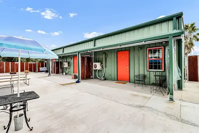 Image de Quaint cabin A is super close to the marina, restaurants and activities!