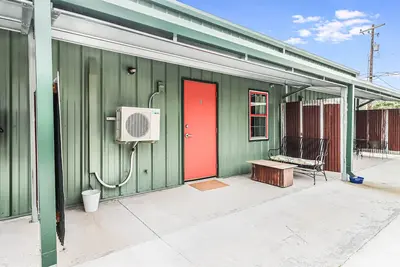 Image de Quaint cabin B is super close to the marina, restaurants and activities!