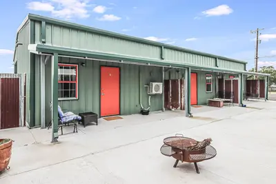 Image de Quaint cabin C is super close to the marina, restaurants and activities!