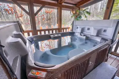Image de Secluded Retreat - hot tub, game room, fire pit, near trails.