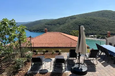 Apartment Zahtila - Berto with sea view, free parking, air conditioning and WiFi