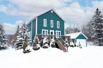 Image de Bienvenue au Le Vert, notre chaleureux chalet au abord du Golf Royal Laurentien.