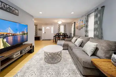 Image de Pleasantly comfortable suburban home for up to 8