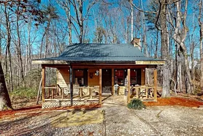 Image de Dog-friendly cabin with private hot tub, wood fireplace, firepit, & washer/dryer