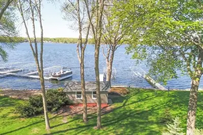 Image de Immerse in Luxury Grand 5br Lakefront Haven Views