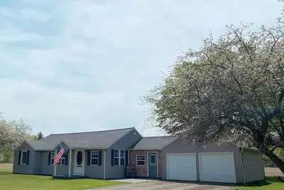 Image de Family & pet friendly home with yard - 5 minutes from Chautauqua Lake!