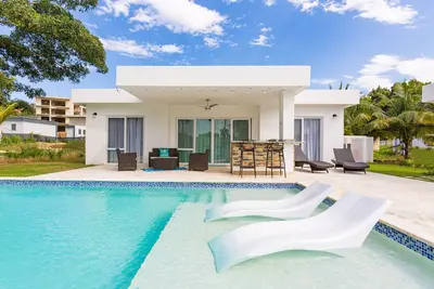 Villa with 2 br, 2. 5 bath, pool, WiFi, grill, gate community, Netflix