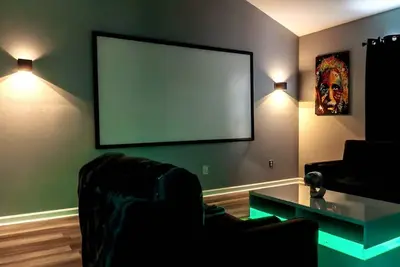 Image de Intimate stay&private community w/theatre room mins from downtown&close to lake!