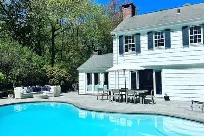 Image de Beautiful 5 bedroom Darien house with pool