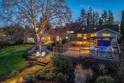 Image de Serenity with Hot Tub and Wine Tastings Included