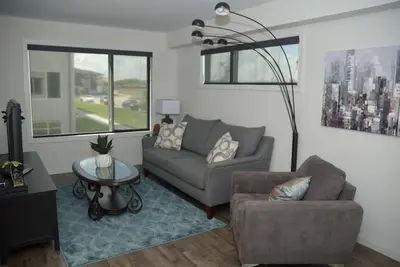 Image de Cozy 2 story condo short drive to downtown, and Osborne strip!