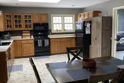 Image de 3 bedroom/2 bath home; close to Eaa. Large kitchen and outside deck area.