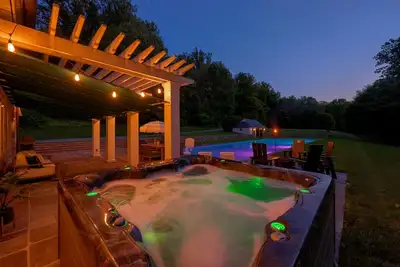 Image de Stone Cottage at Roundtop Estate couples Retreat