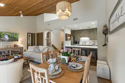 Image de Cozy Mtn Retreat minutes from Sapphire Valley Resort. Renovated. Pet Friendly! \n