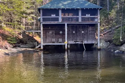 Image de Renovated 3-Br boathouse built atop water in quiet cove; private float & trails