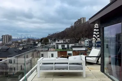Image de Luxury 4-Bd w/Rooftop Deck. Steps 2 Nyc Views!