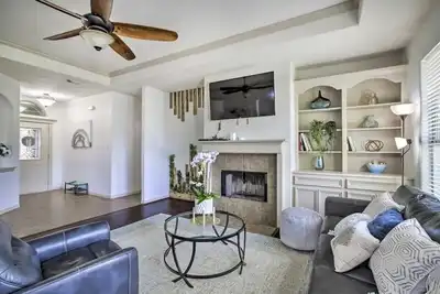 Image de Welcoming Montgomery Home in April Sound Gated Community!