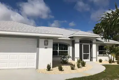 Image de Tranquil Canal Front Villa in Golfers Paradise: Peaceful 3-Bdr