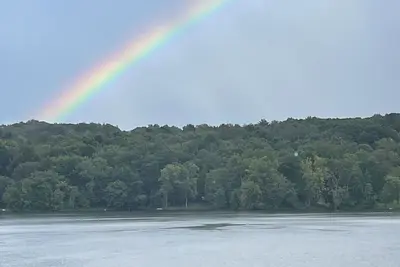 Image de Comfy Lakefront Farmhouse - Bring Your Boat! Fish, swim, kayak, relax & enjoy!