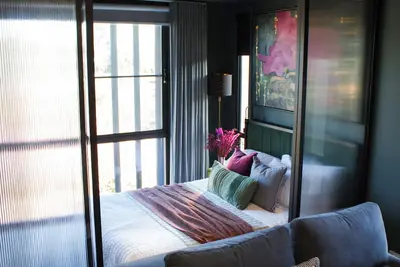 Image de Luxury, lagoon-themed micro-apartment. 300m to tram stop. Walk to Lonsdale St.