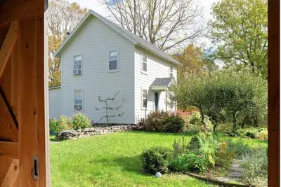 Image de Lovely cottage on quiet country road in Millerton, New York, on 23 acres.