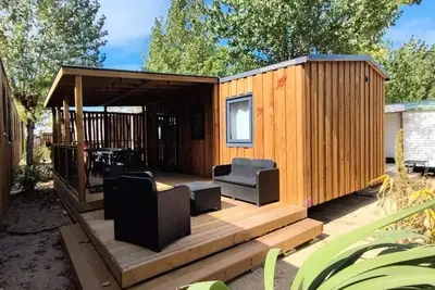 Image de Cabane Premium 3 Pièces 4 Personnes Climatisée+ Tv