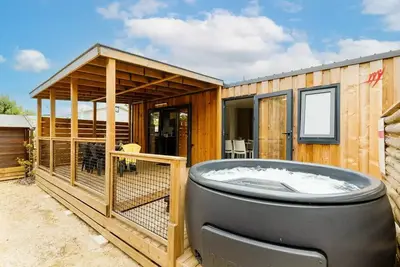 Image de Mobil-Home Premium 3 Pièces 4 Personnes Climatisé + Tv + Jacuzzi