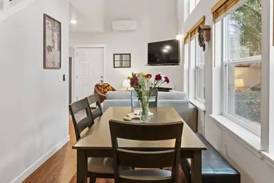 Image de Forest Cabin Near Mt. Rainier Ntl. Park Entrance w/ Hottub-Ac-WiFi-Fenced Yard