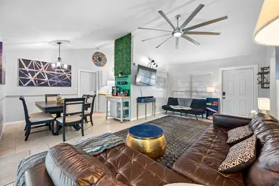 Image de Madeira beach+Johns pass 8 minutes away, heated pool, Pinellas Trail modern home